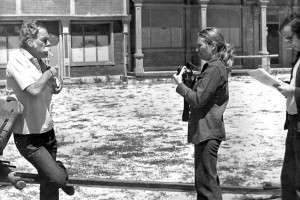 Joana Biarnés fotografiant a l’actor Lee Marvin. Darrera d’ella el seu marit, el periodista Jean Michel Bamberger.