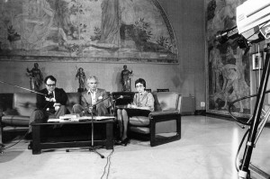 Entrevistes en directe per TVE pel Referèndum de l’Estatut. Montserrat Minobis entrevista al pintor Joan Hernández Pijuan i al galerista Joan Gaspar. Palau de la Generalitat, octubre de 1979.