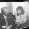 Fotografia de l'informatiu "Crònica" de TVE a Catalunya. Montserrat Nebot entrevista a Jordi Pujol, president de la Generalitat. Any 1980.